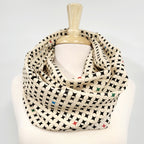 Foulard circulaire en soie, crème et noir avec petites touches de couleurs.