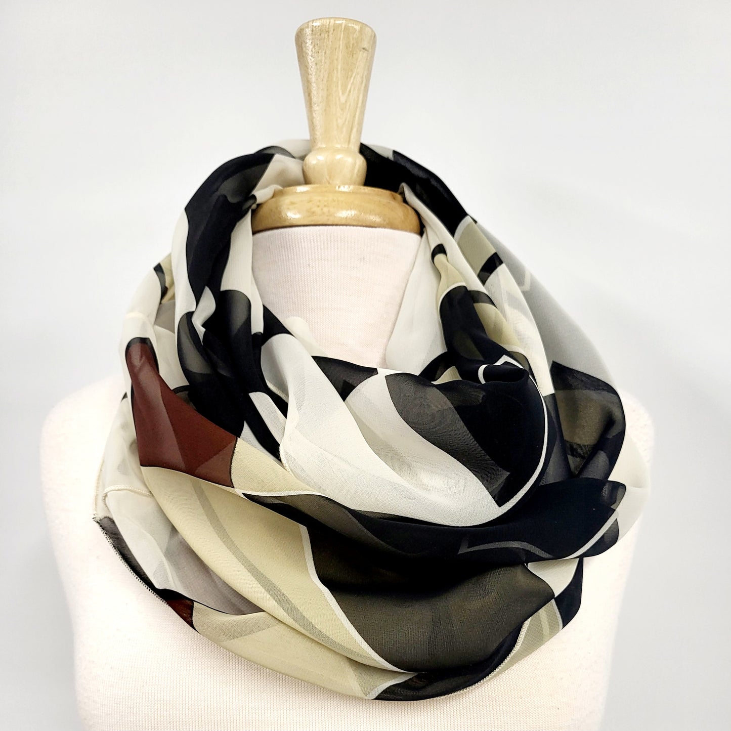 Foulard circulaire imprimé géométrique en tons de terre et  noir