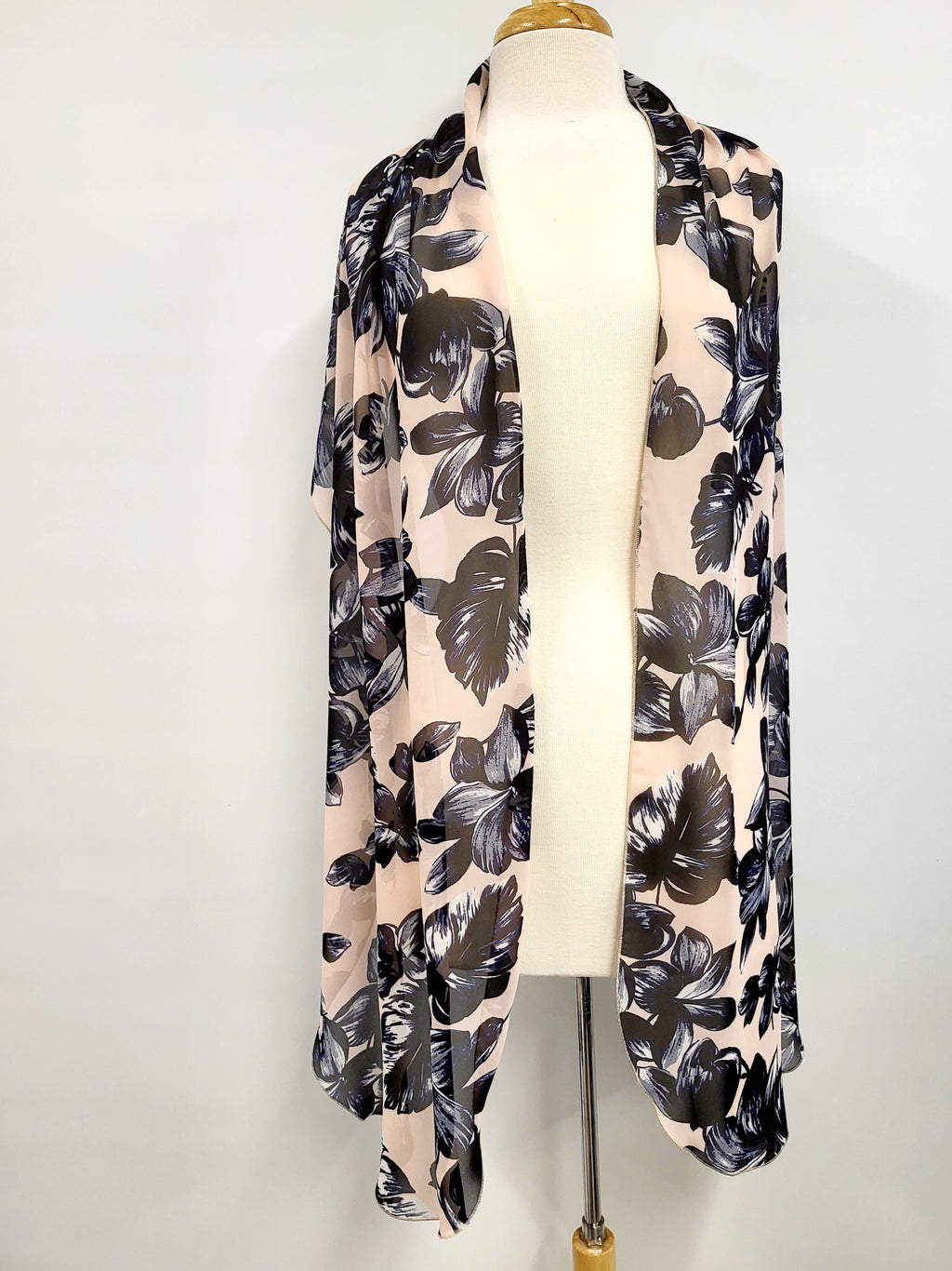 Foulard long en voilage imprimé de fleurs marine sur fond rose