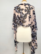 Foulard long en voilage imprimé de fleurs marine sur fond rose