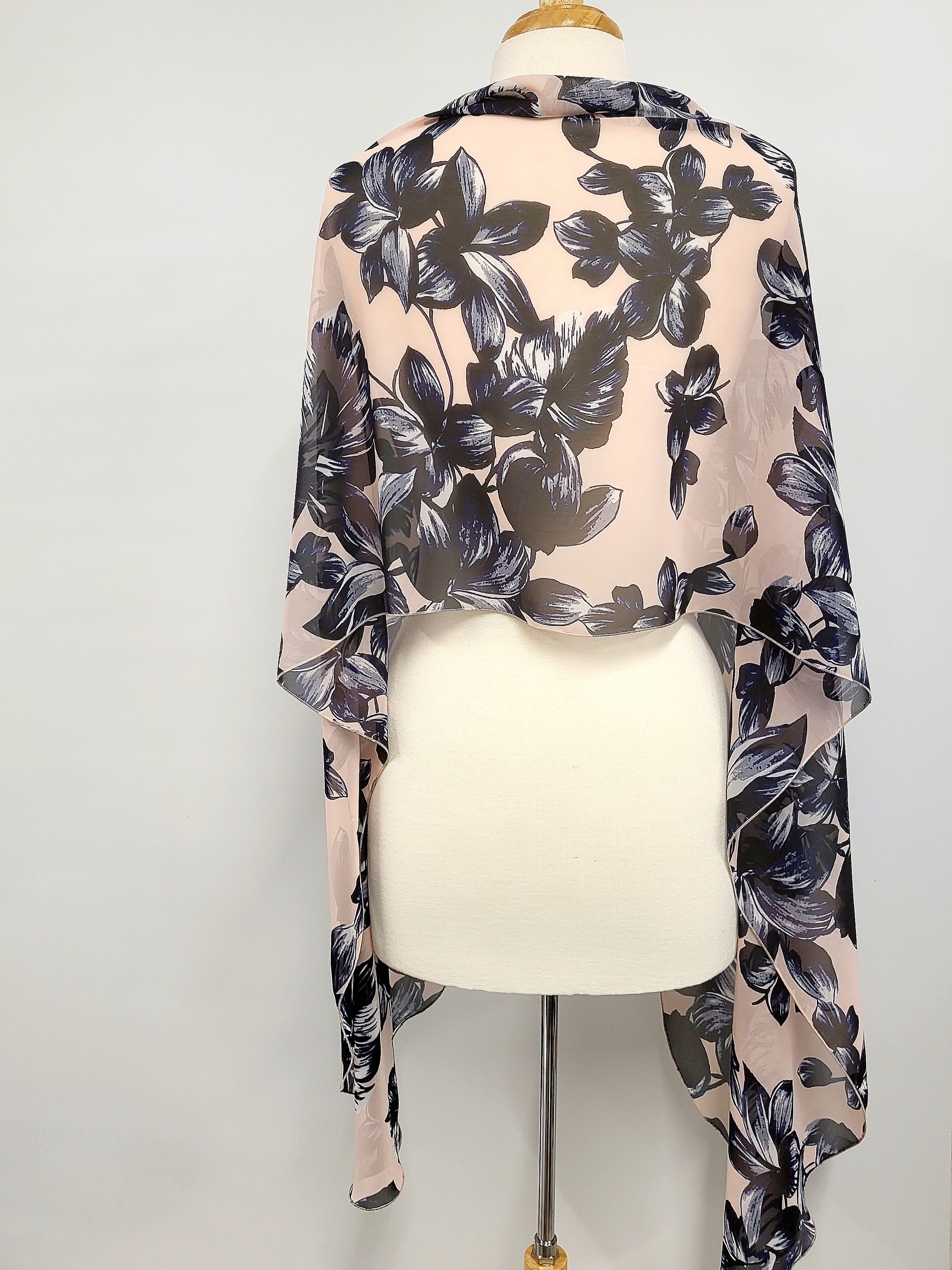 Foulard long en voilage imprimé de fleurs marine sur fond rose