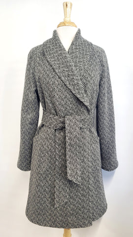 Manteau d'entre-saison en laine à motif chevrons noir et blanc