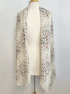 Foulard long imprimé de petits carrés noir, gris et bourgogne sur fond écru.