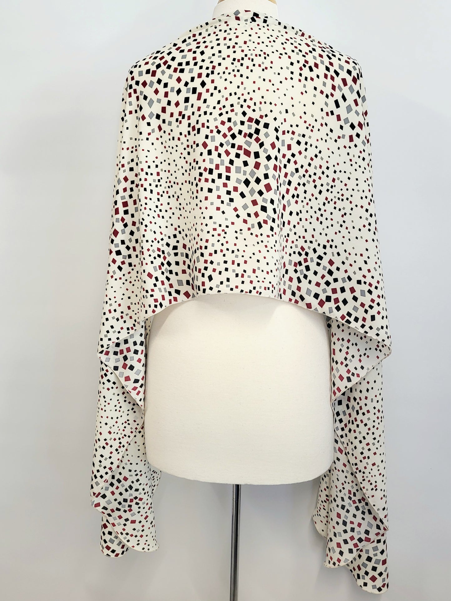 Foulard long imprimé de petits carrés noir, gris et bourgogne sur fond écru.