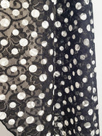 Grand foulard en dentelle noire imprimée de pois blancs