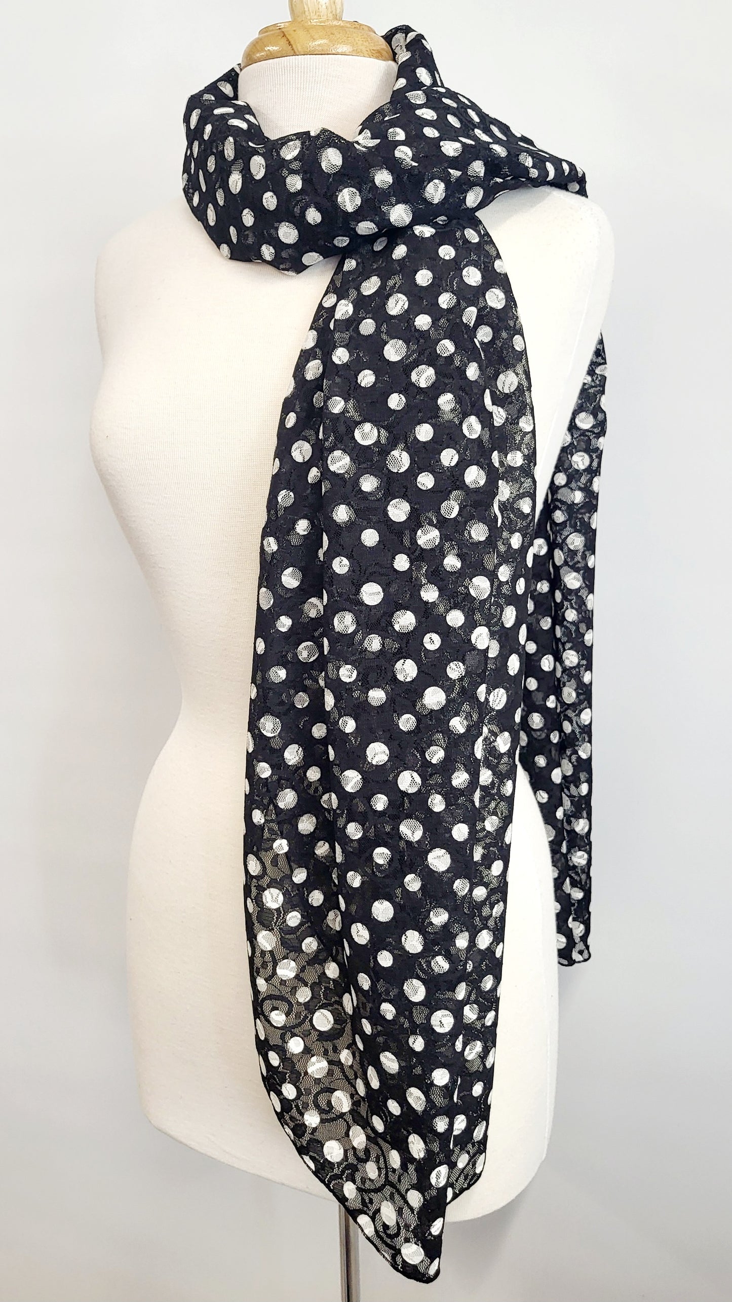 Grand foulard en dentelle noire imprimée de pois blancs