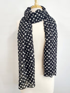 Grand foulard en dentelle noire imprimée de pois blancs