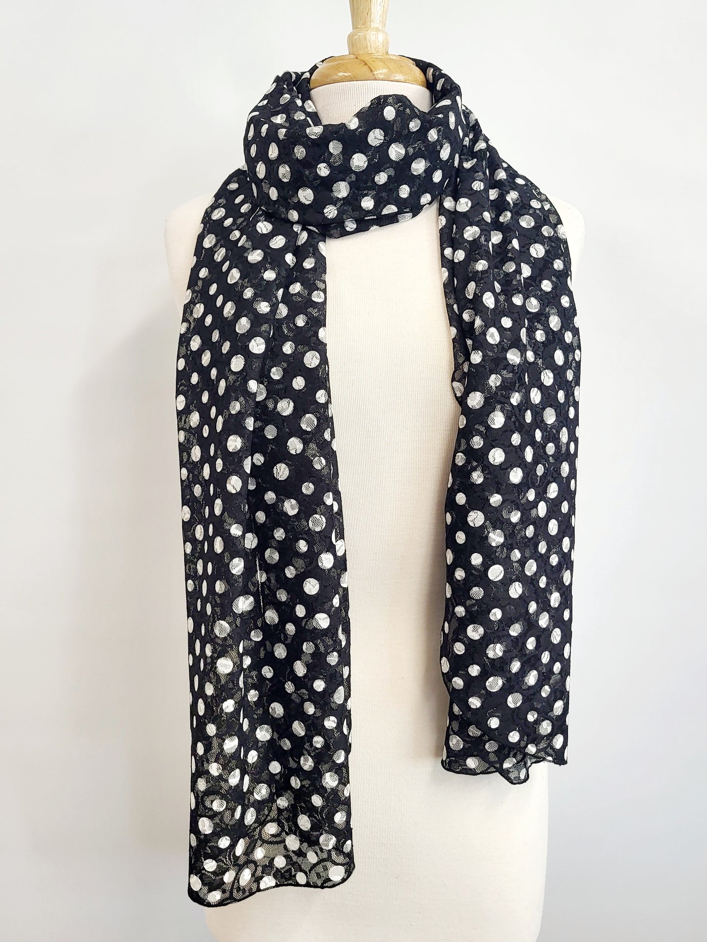 Grand foulard en dentelle noire imprimée de pois blancs