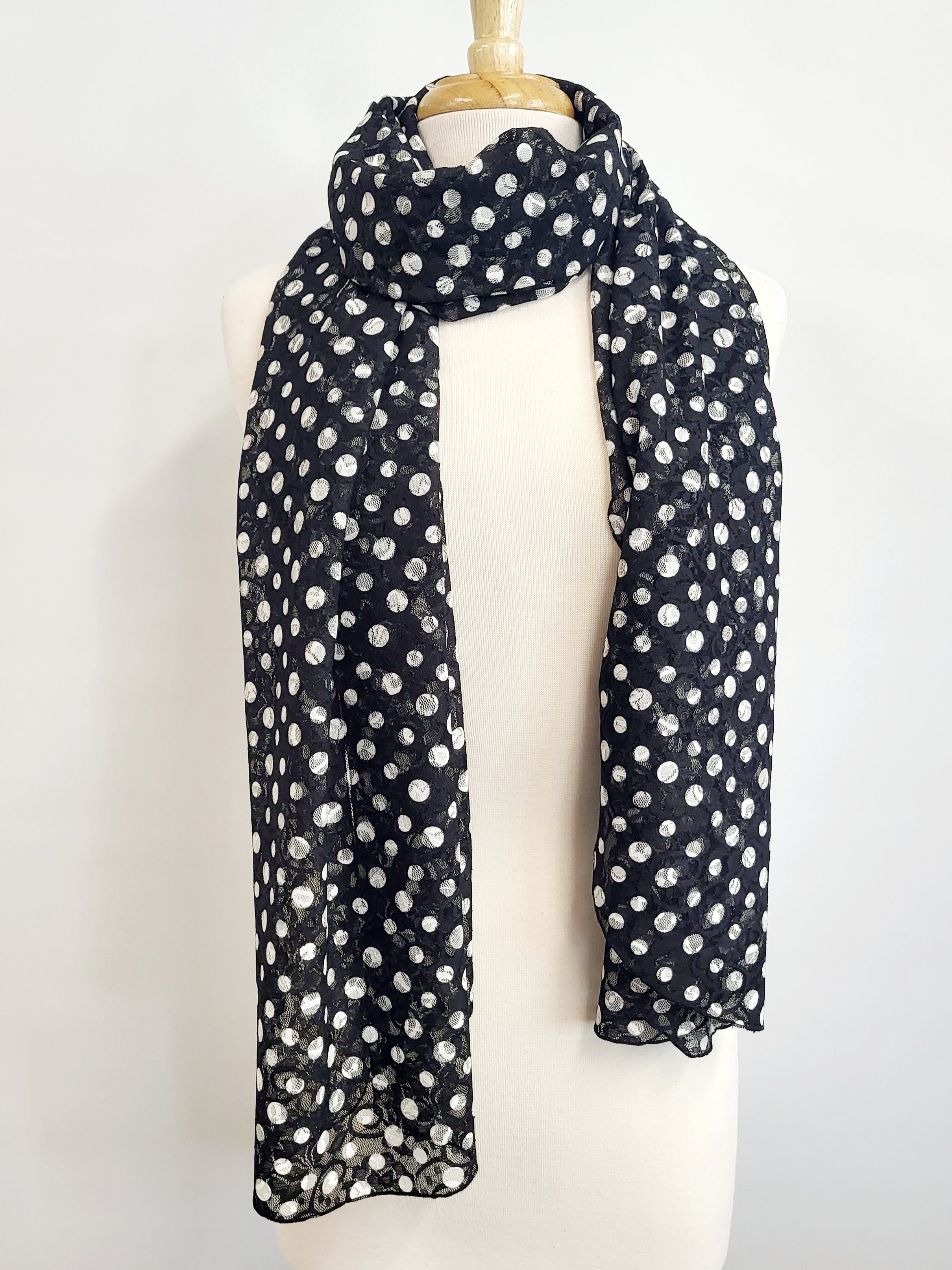 Grand foulard en dentelle noire imprimée de pois blancs
