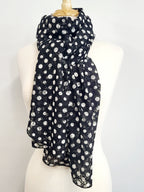 Grand foulard en dentelle noire imprimée de pois blancs