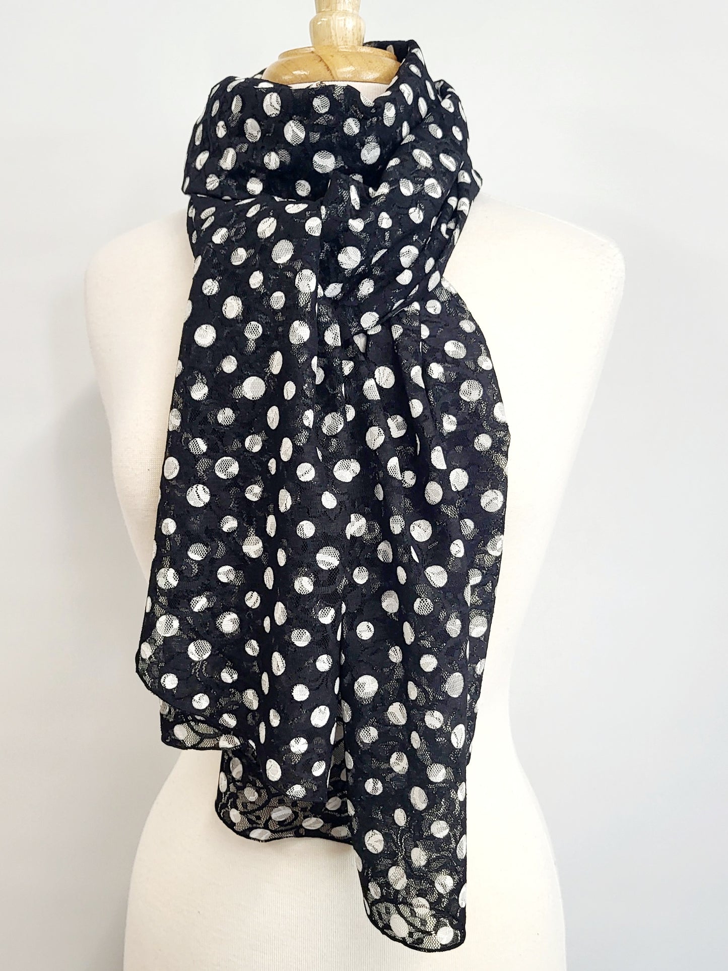 Grand foulard en dentelle noire imprimée de pois blancs