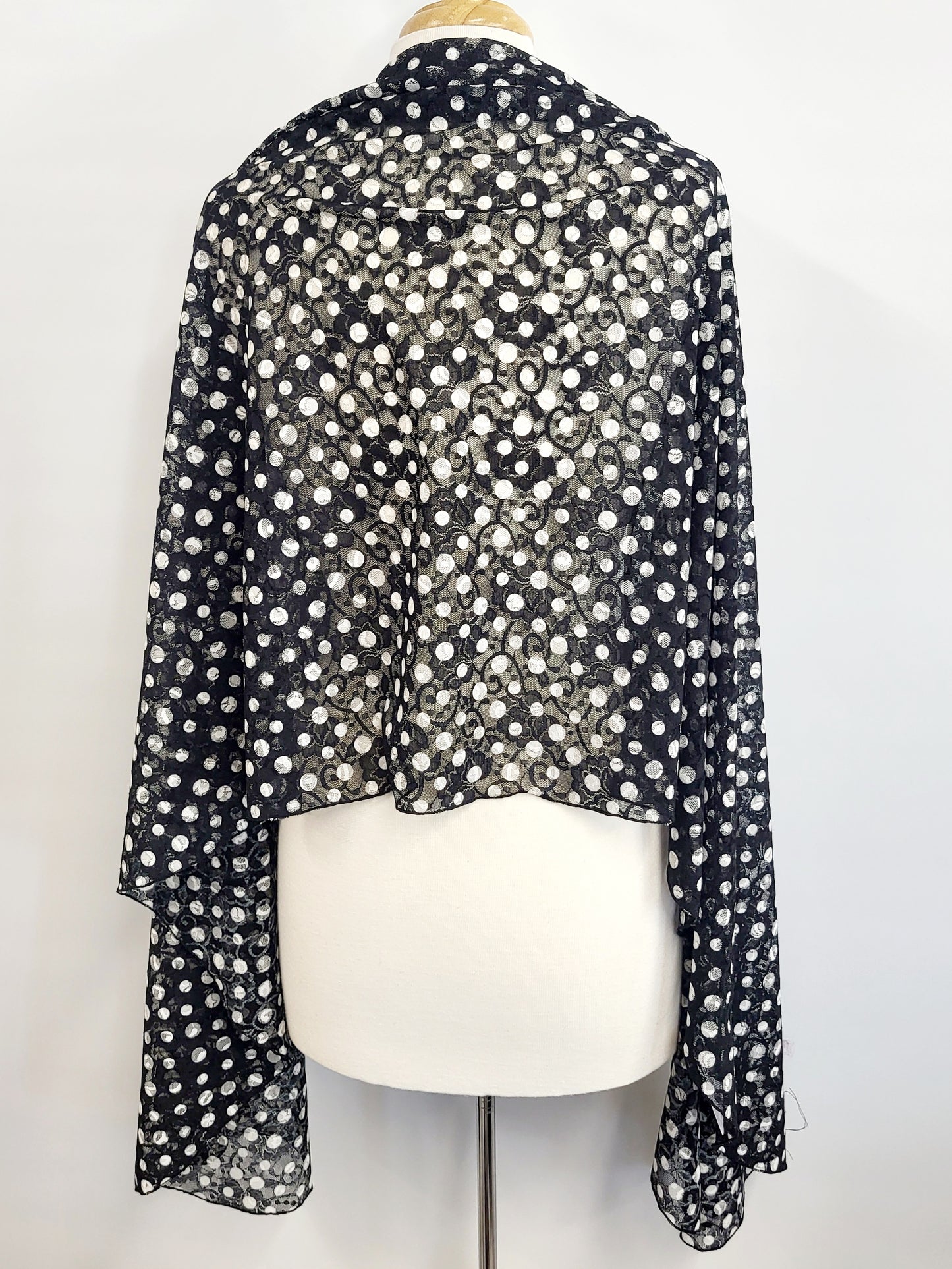 Grand foulard en dentelle noire imprimée de pois blancs