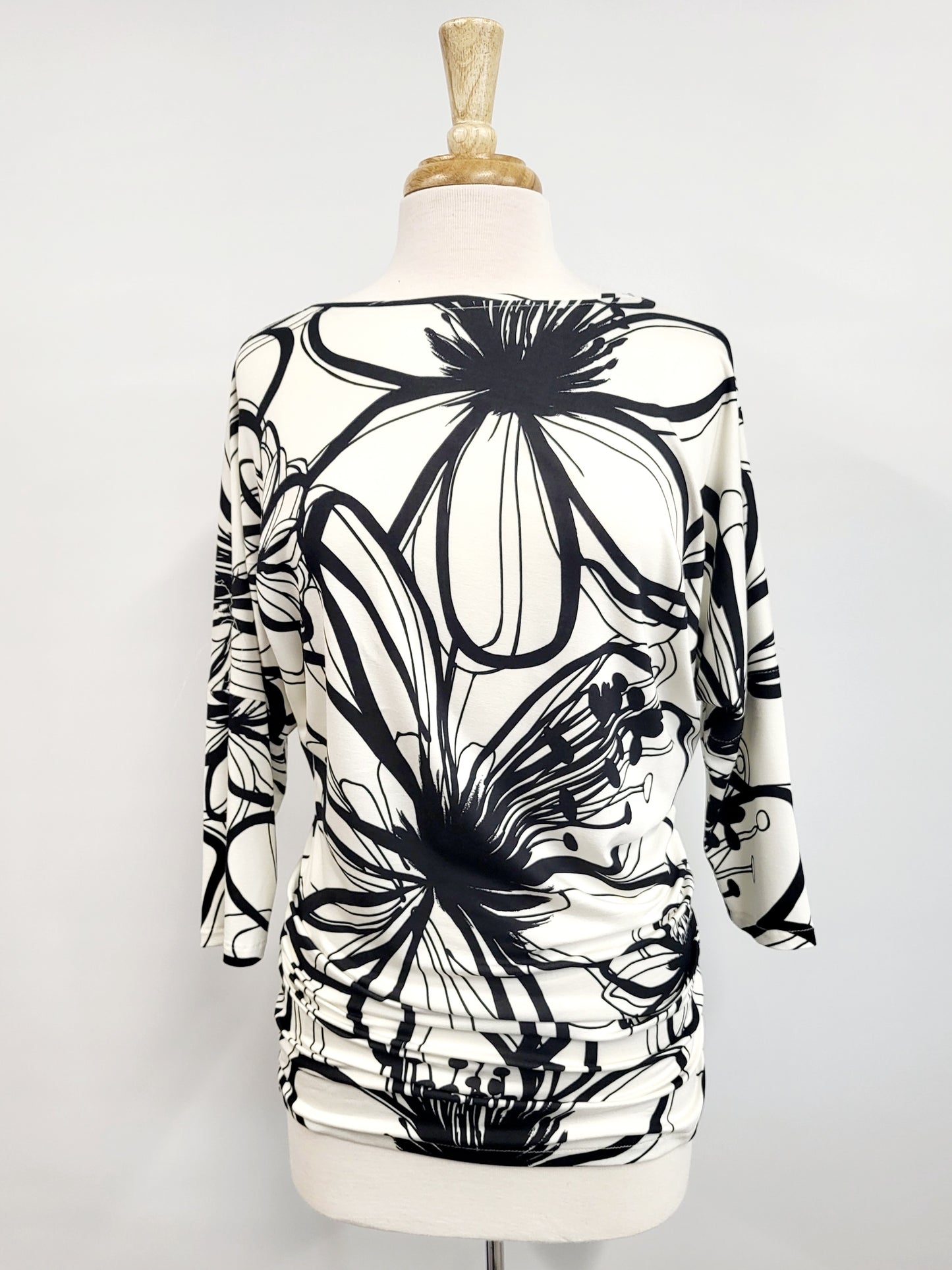 Tunique ''Brigitte'' en jersey imprimé de grandes fleurs noires sur fond blanc.