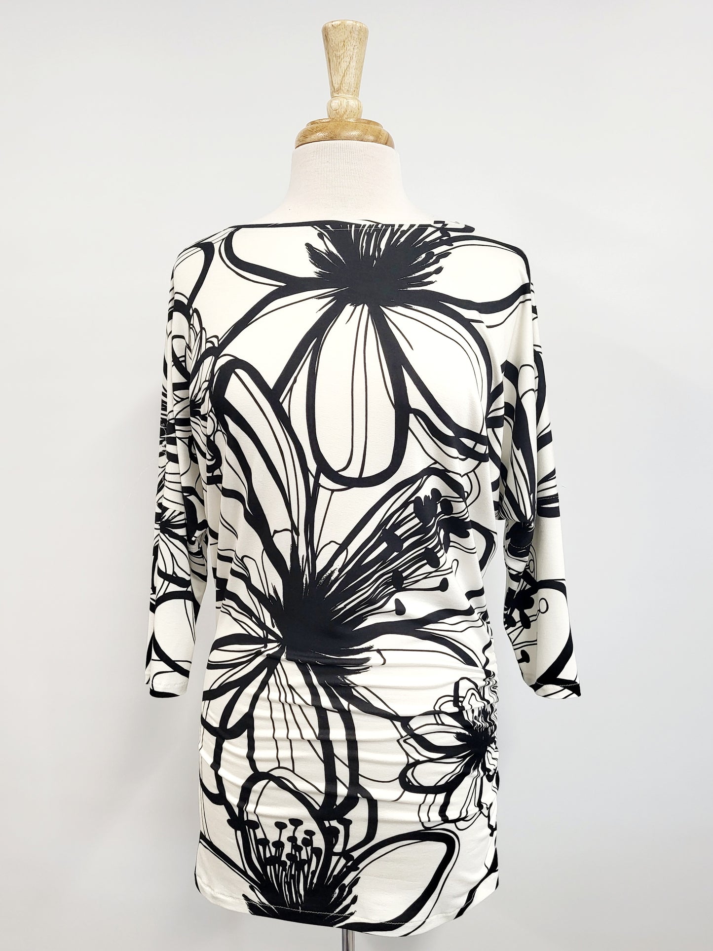 Tunique ''Brigitte'' en jersey imprimé de grandes fleurs noires sur fond blanc.