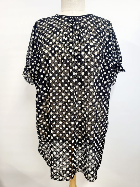 "Hélène" tunic in black lace with white polka dots