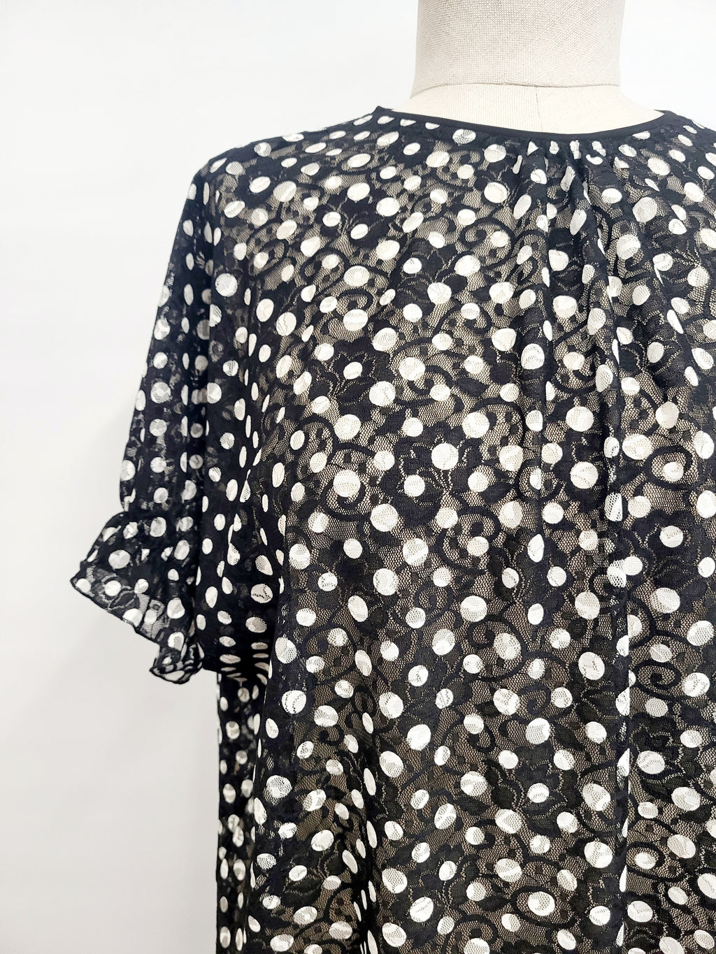 Tunique ''Hélène'' en dentelle noire à pois blancs