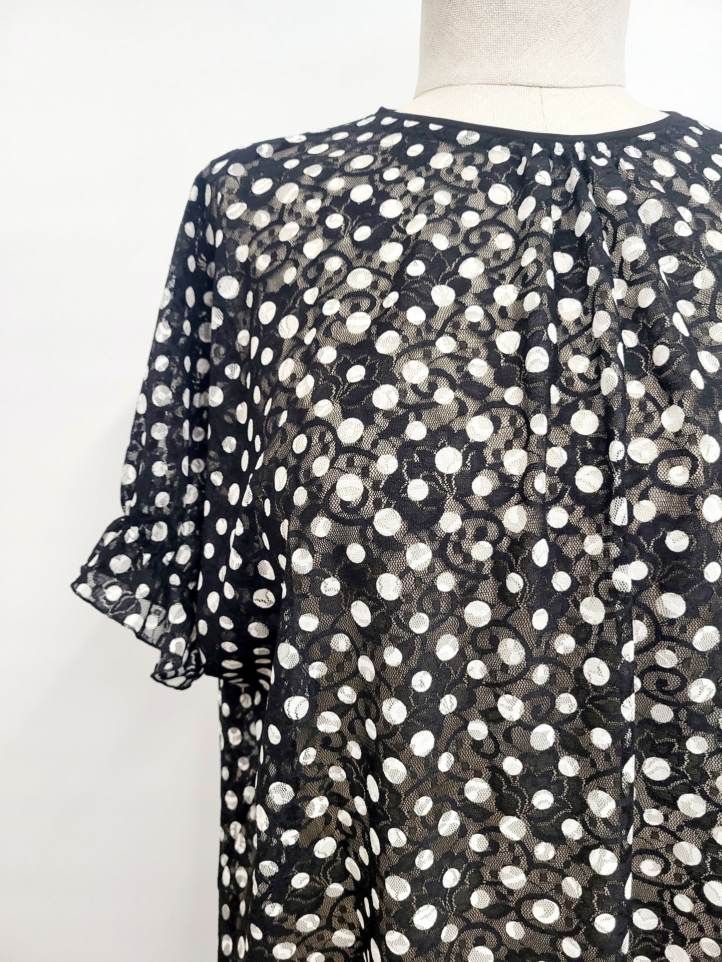 "Hélène" tunic in black lace with white polka dots