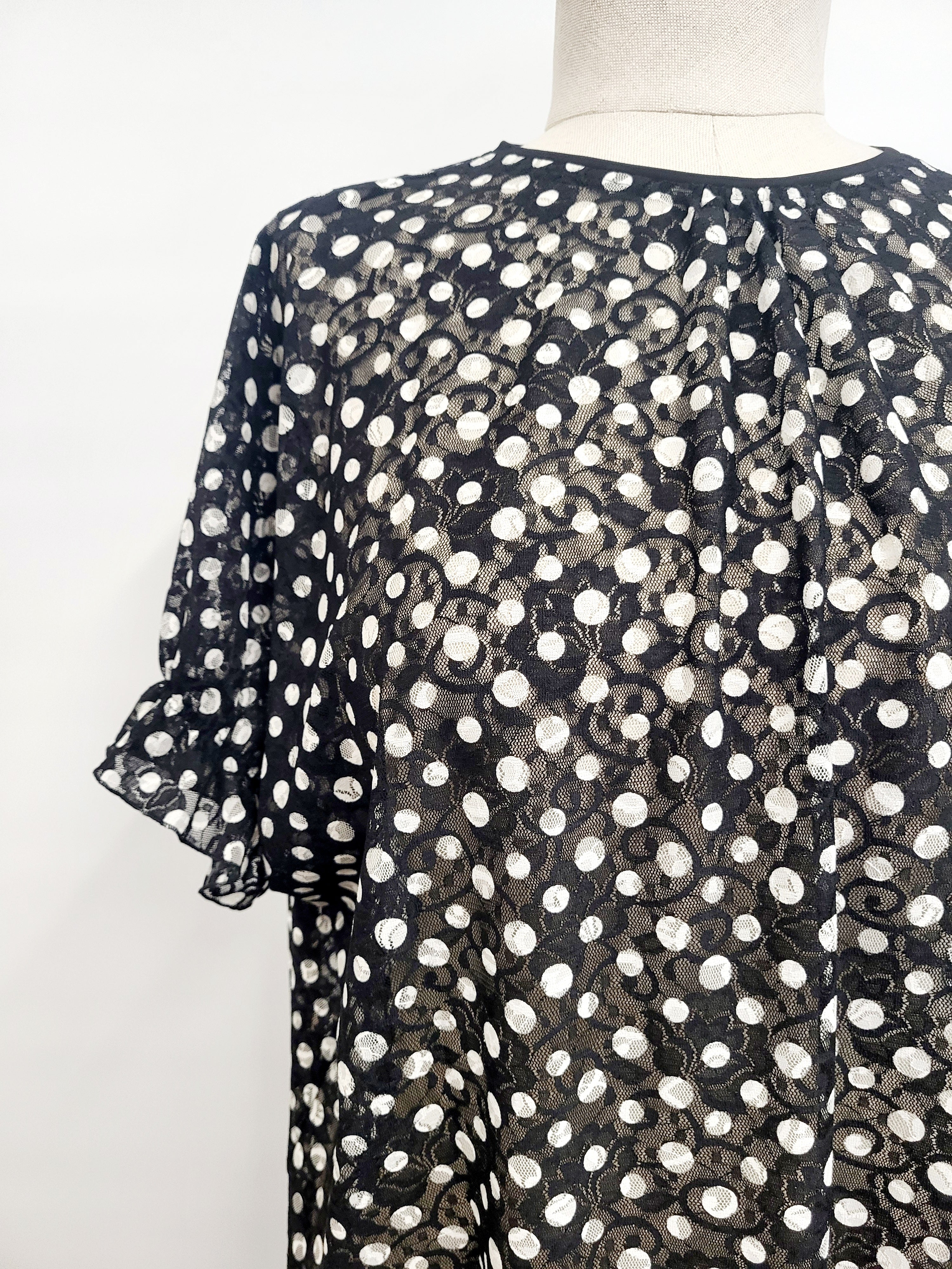 Tunique ''Hélène'' en dentelle noire à pois blancs