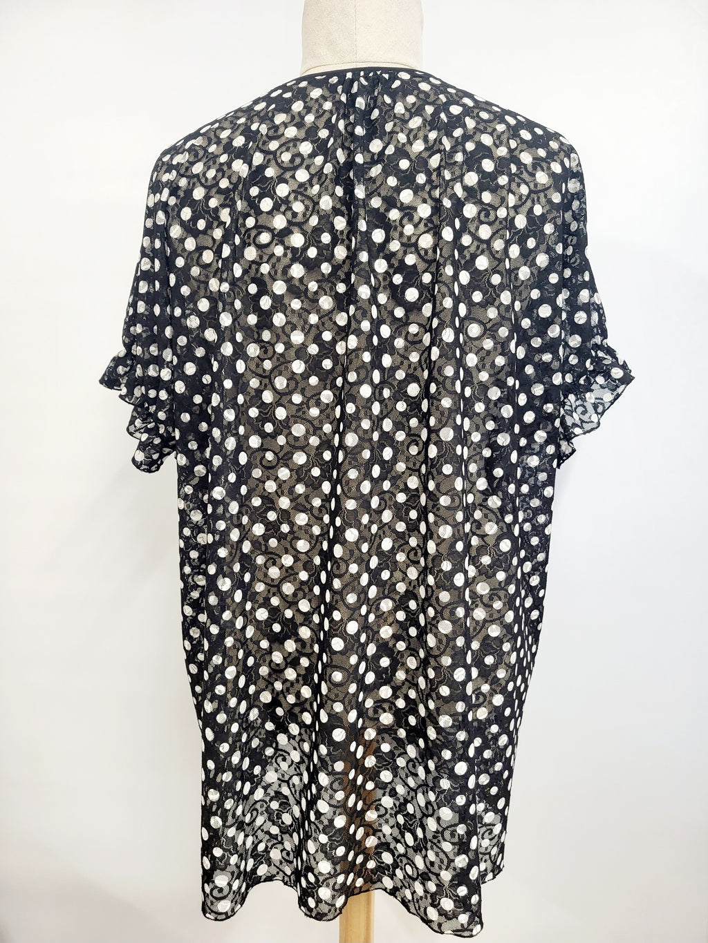 Tunique ''Hélène'' en dentelle noire à pois blancs