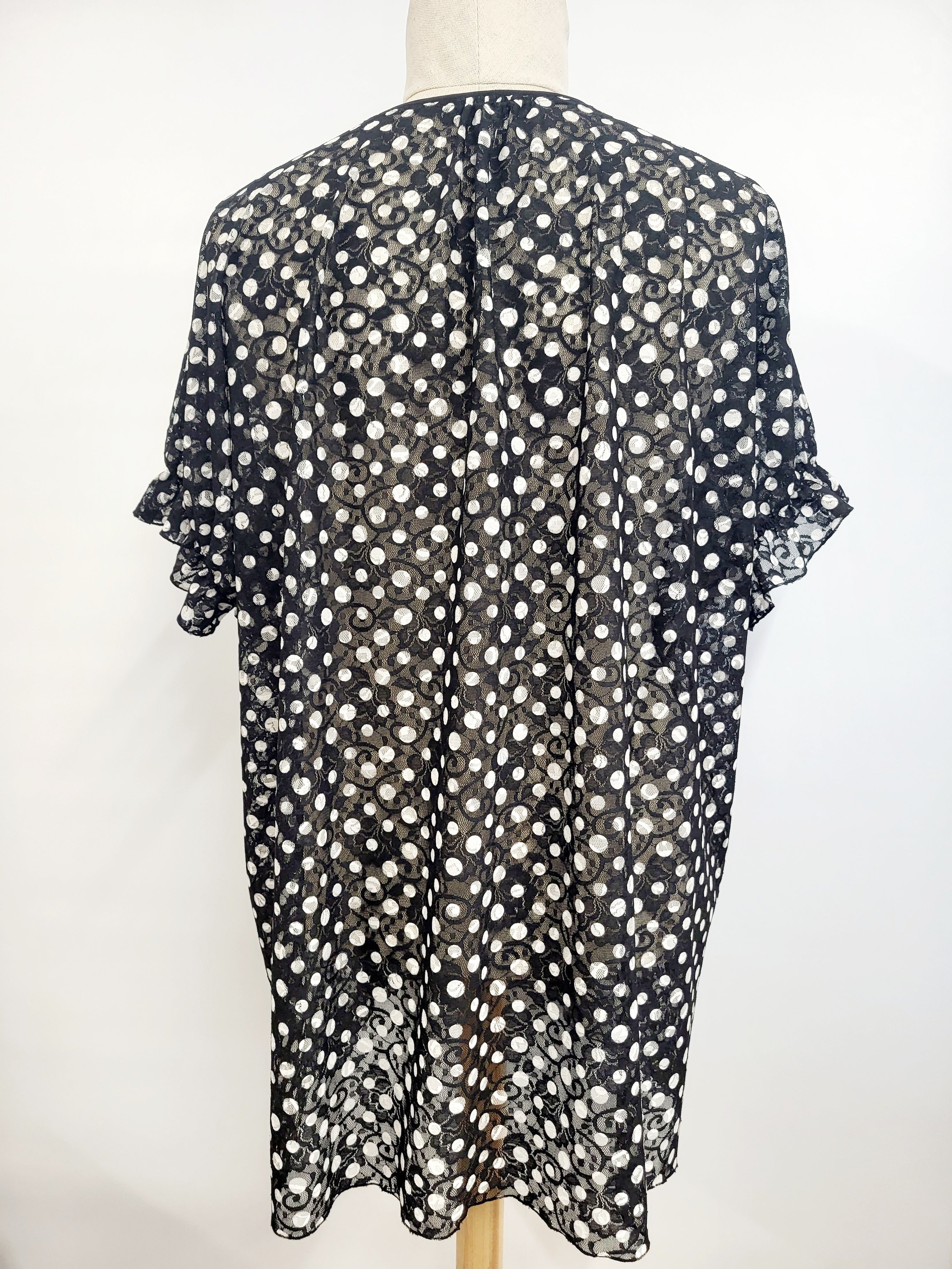 Tunique ''Hélène'' en dentelle noire à pois blancs