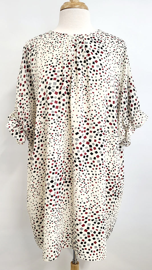 “Hélène” tunic printed with small black, gray and burgundy squares on an ecru background