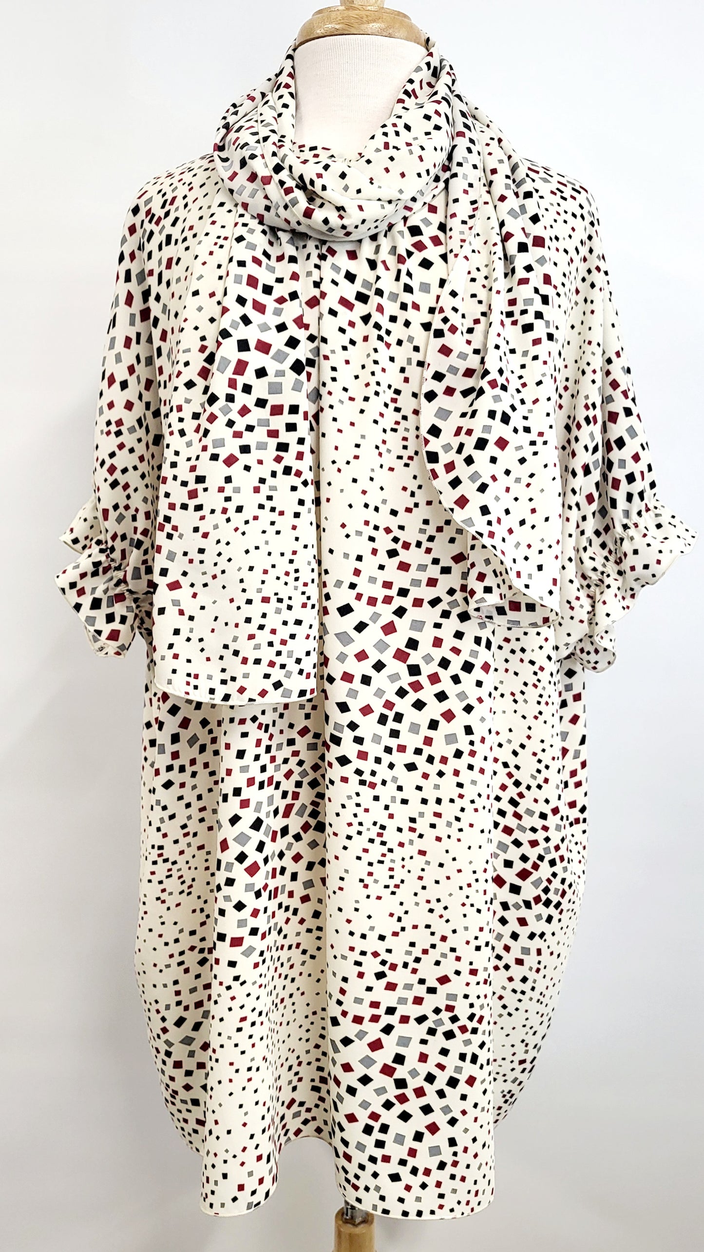 “Hélène” tunic printed with small black, gray and burgundy squares on an ecru background