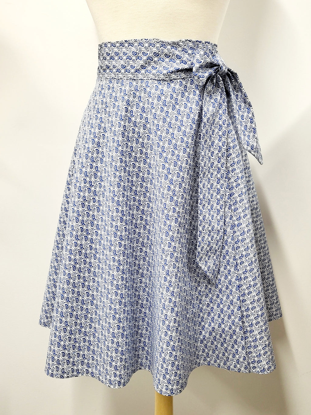 Jupe portefeuille en coton imprimé paisley bleu sur blanc