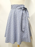 Jupe portefeuille en coton imprimé paisley bleu sur blanc