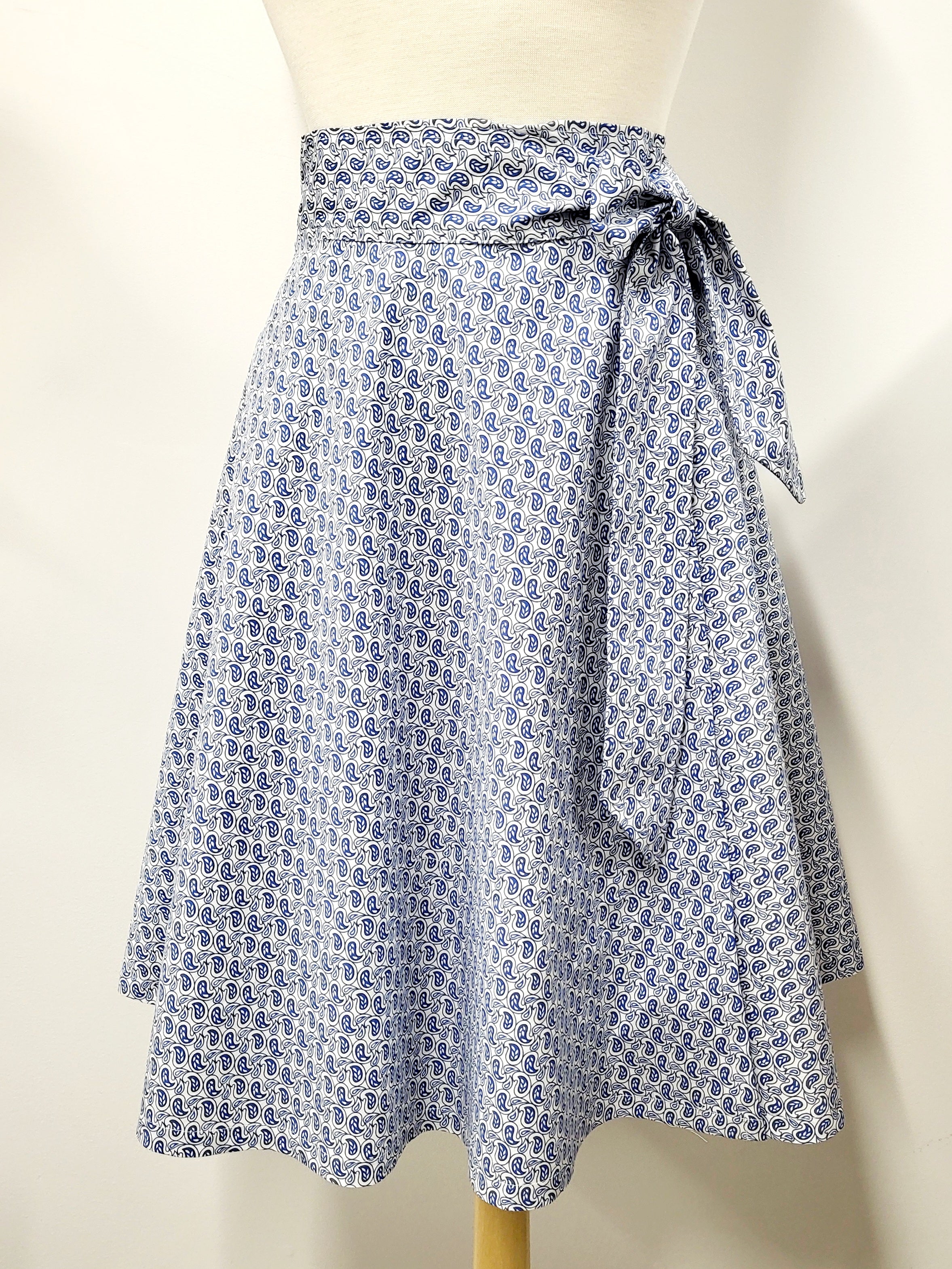 Jupe portefeuille en coton imprimé paisley bleu sur blanc
