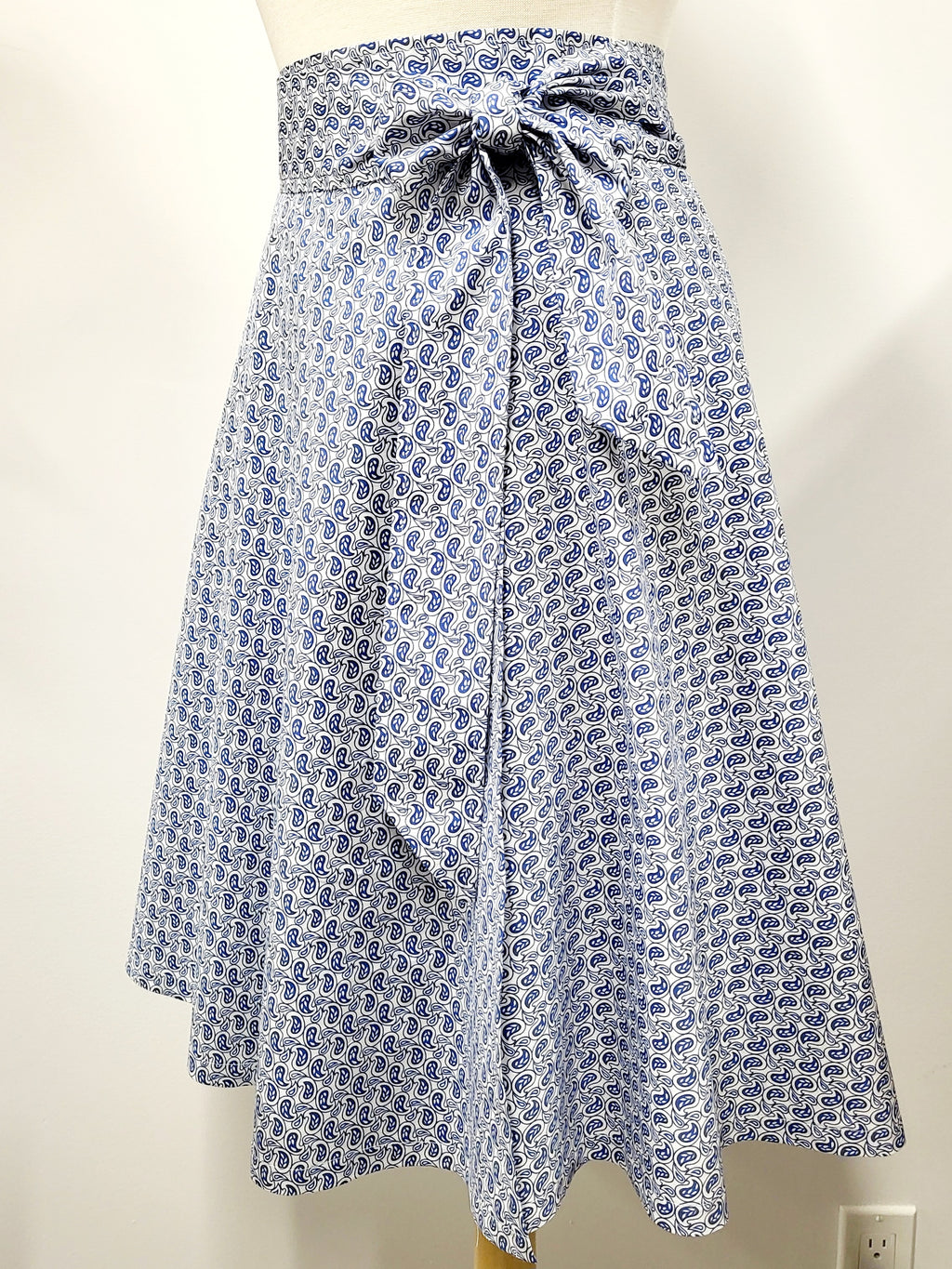Jupe portefeuille en coton imprimé paisley bleu sur blanc