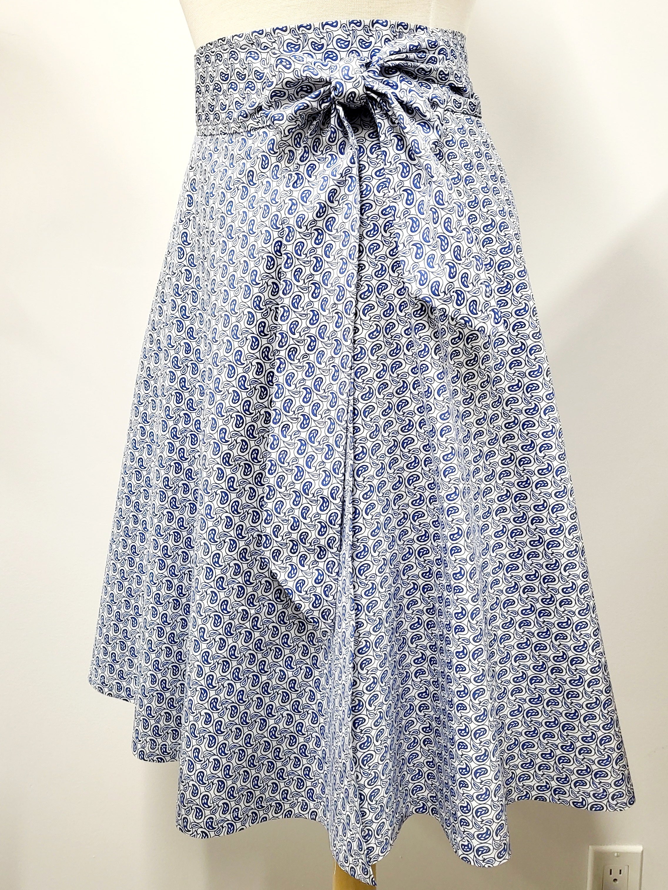 Jupe portefeuille en coton imprimé paisley bleu sur blanc