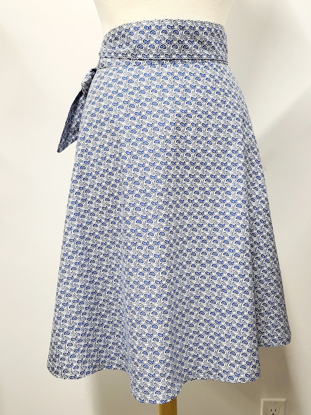 Jupe portefeuille en coton imprimé paisley bleu sur blanc