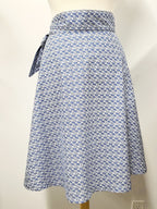 Jupe portefeuille en coton imprimé paisley bleu sur blanc