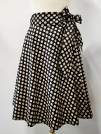 Jupe portefeuille en coton à petits motifs beige et jaune sur fond noir
