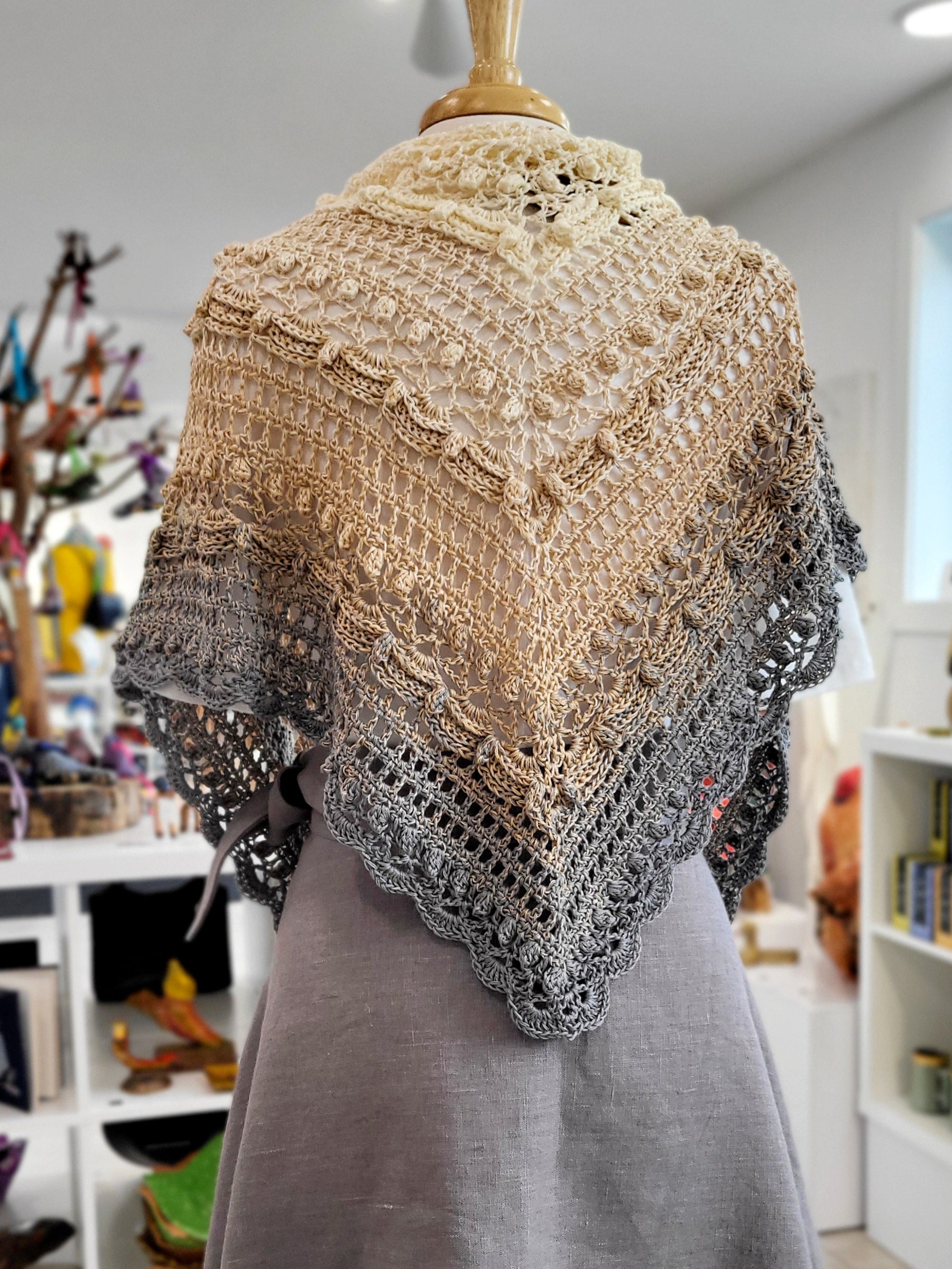 MPA - Châle triangle en tons de beige et gris - Christine Mercier atelier-boutique