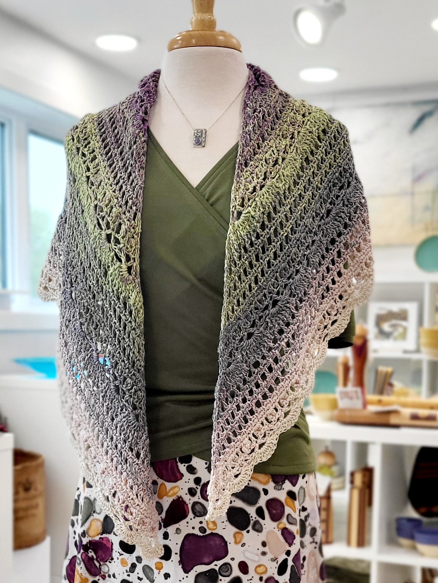 MPA - Châle triangle en tons de gris, vert et lilas