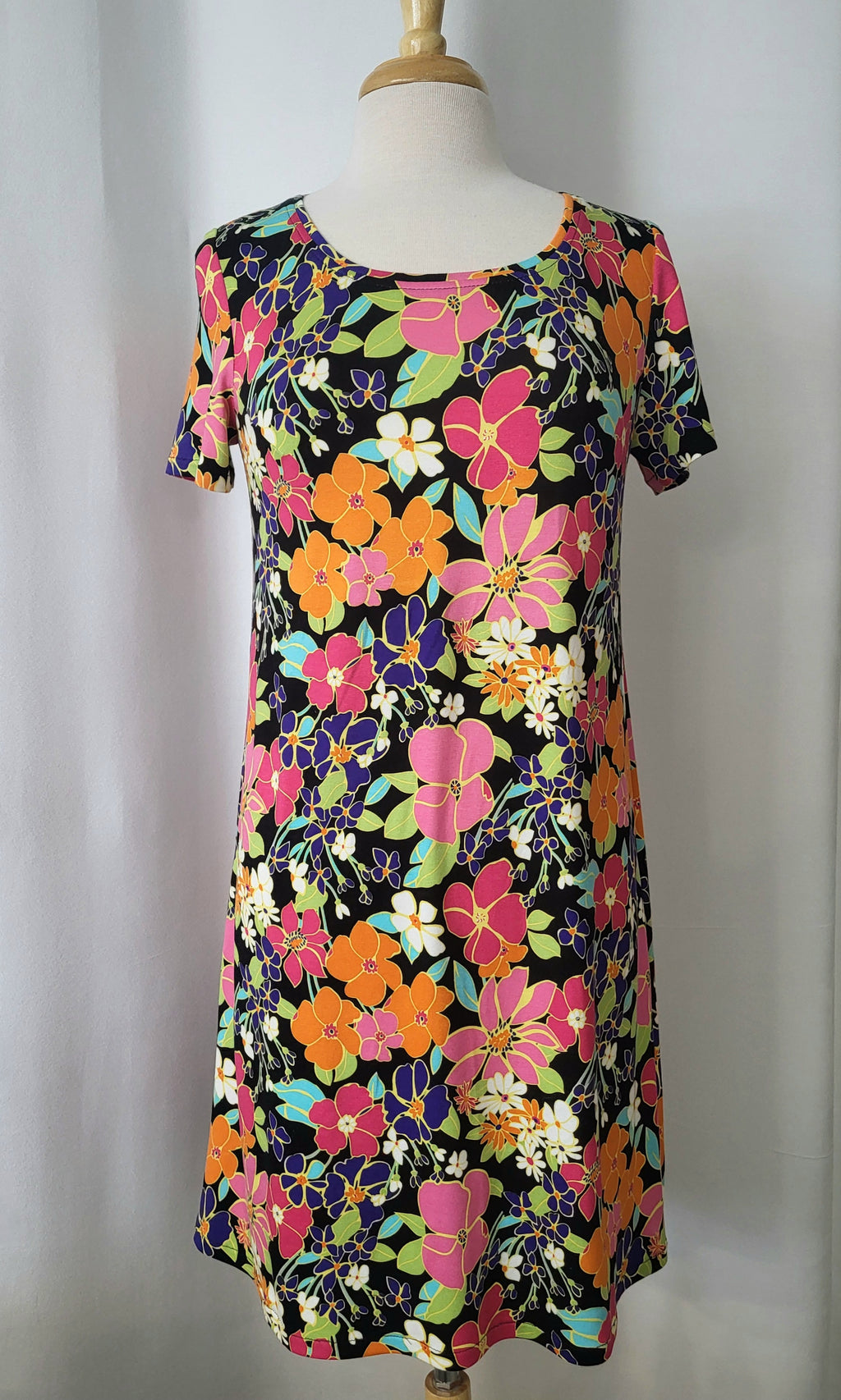 Christine dress in bamboo jersey printed with cheerful flowers.