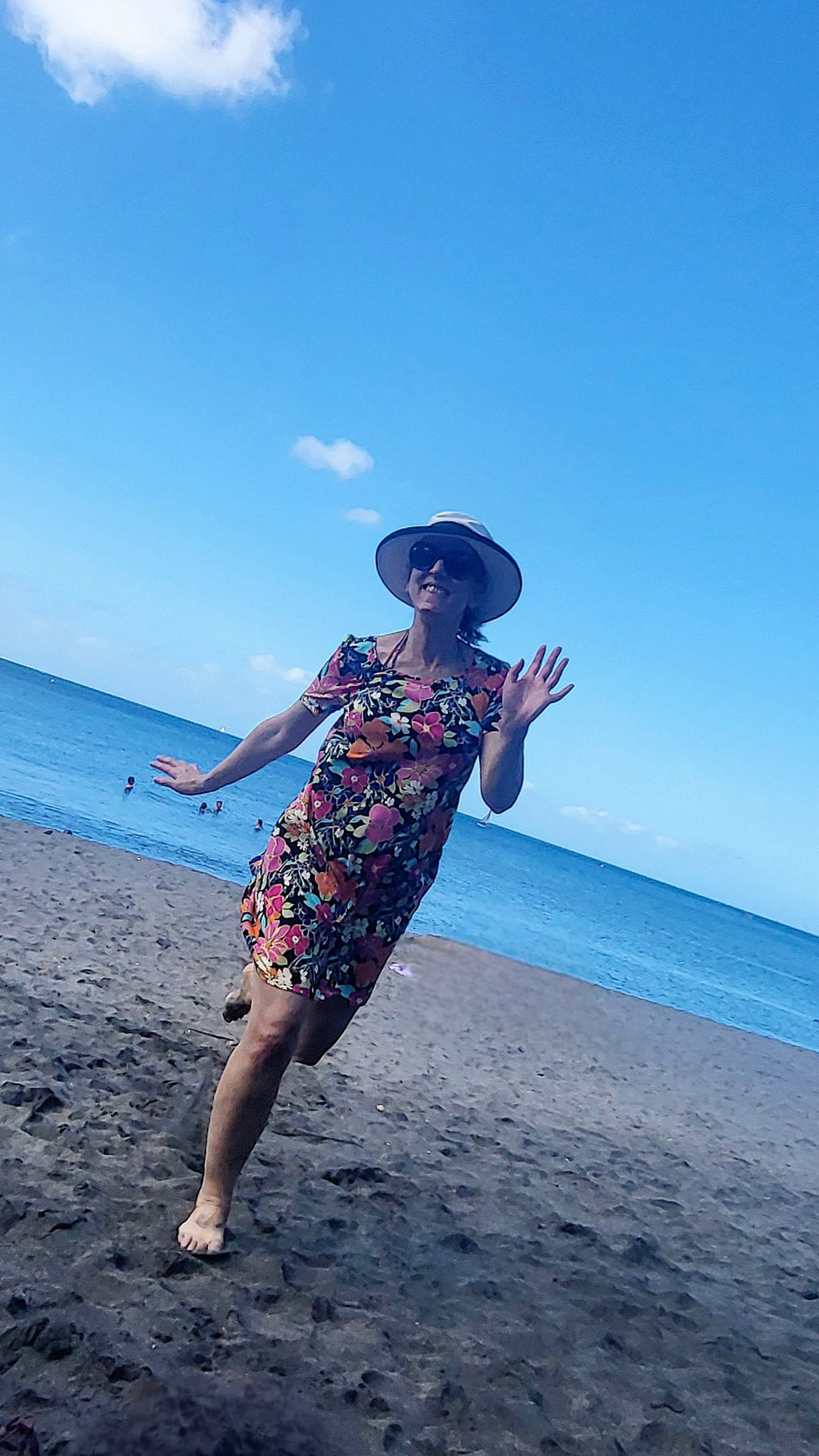 Christine dress in bamboo jersey printed with cheerful flowers.