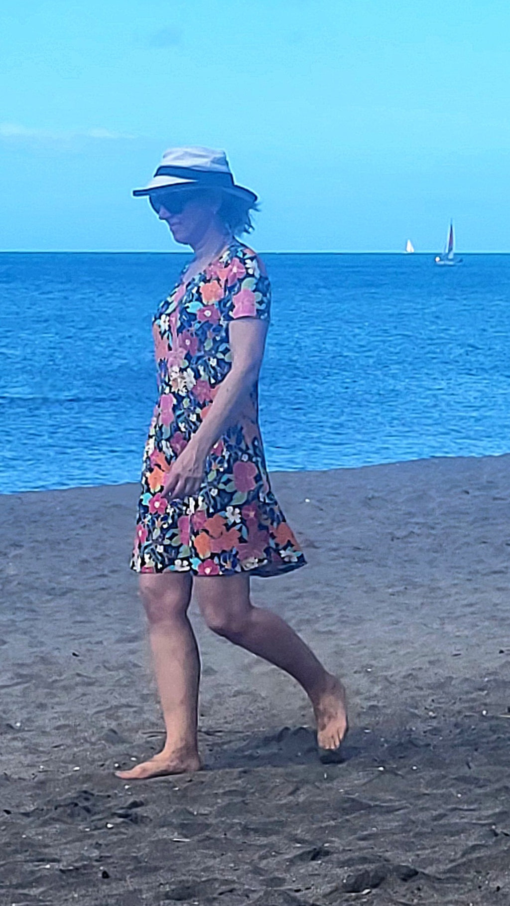 Christine dress in bamboo jersey printed with cheerful flowers.