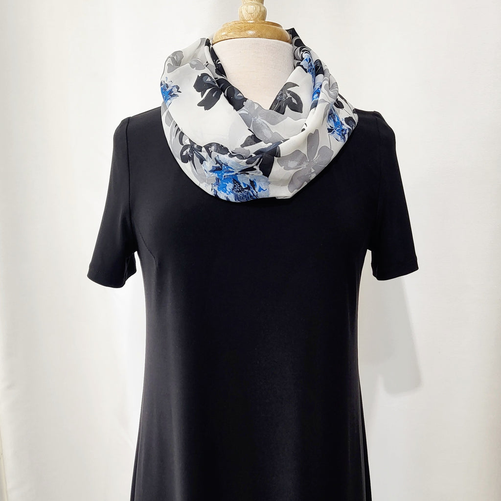 Foulard circulaire imprimé de fleurs grises, noires et bleues