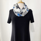 Foulard circulaire imprimé de fleurs grises, noires et bleues