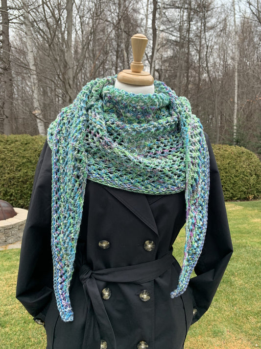 Châle tricoté au crochet en tons de bleu et vert avec une touche de mauve