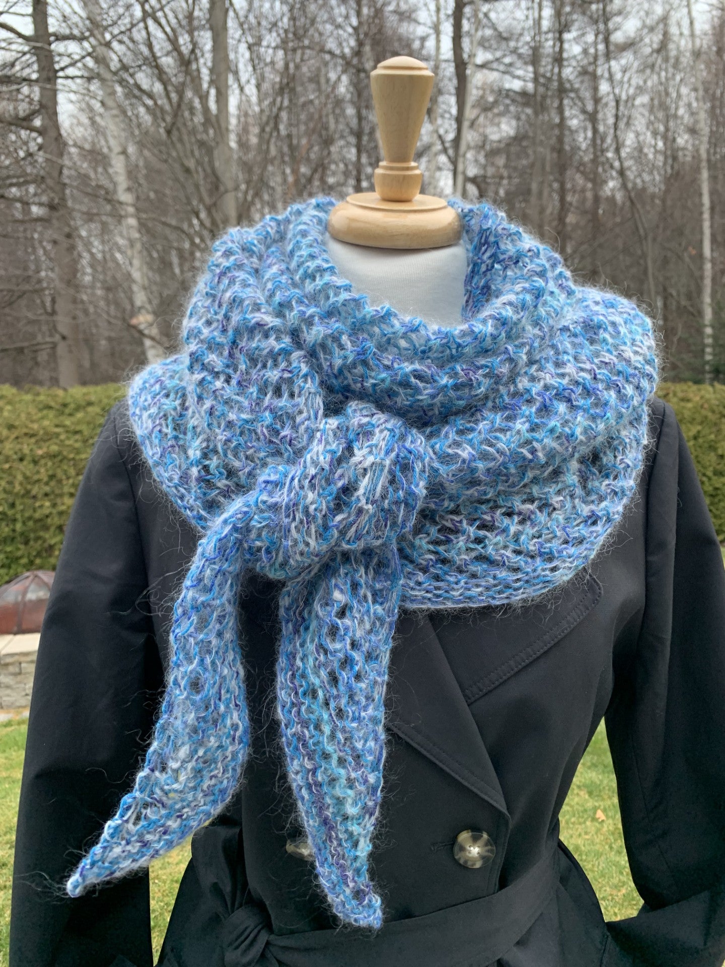 Châle tricoté au crochet en tons de bleu, contient du mohair