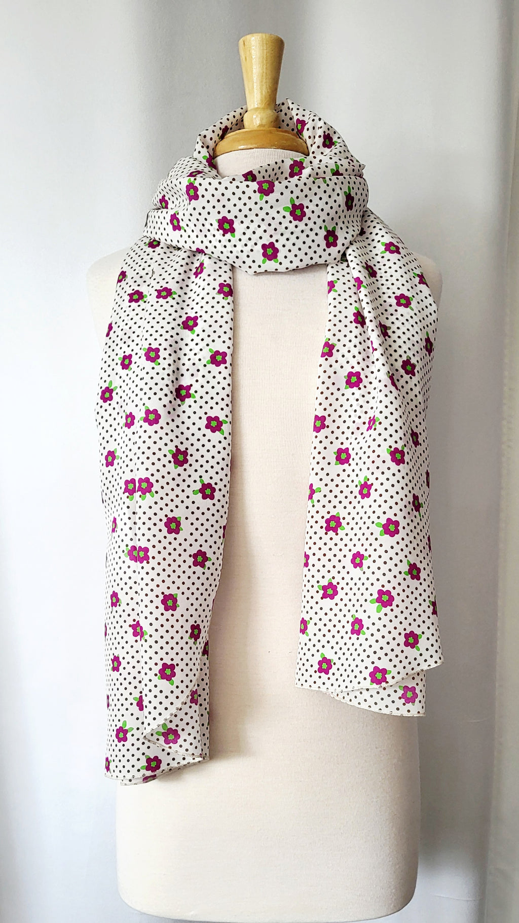 Foulard long en soie, blanc avec petites fleurs magenta et pois bruns.