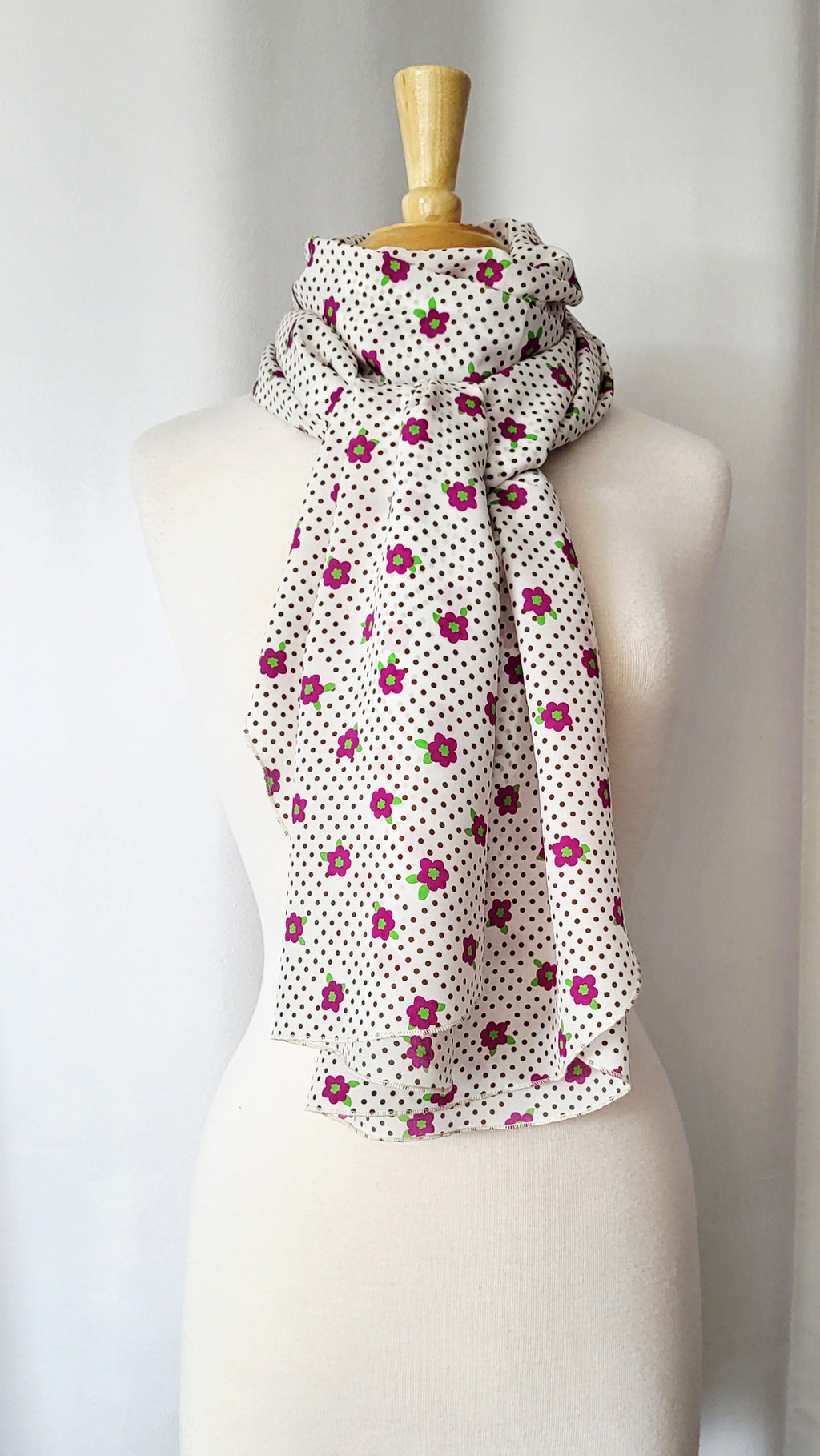 Foulard long en soie, blanc avec petites fleurs magenta et pois bruns.