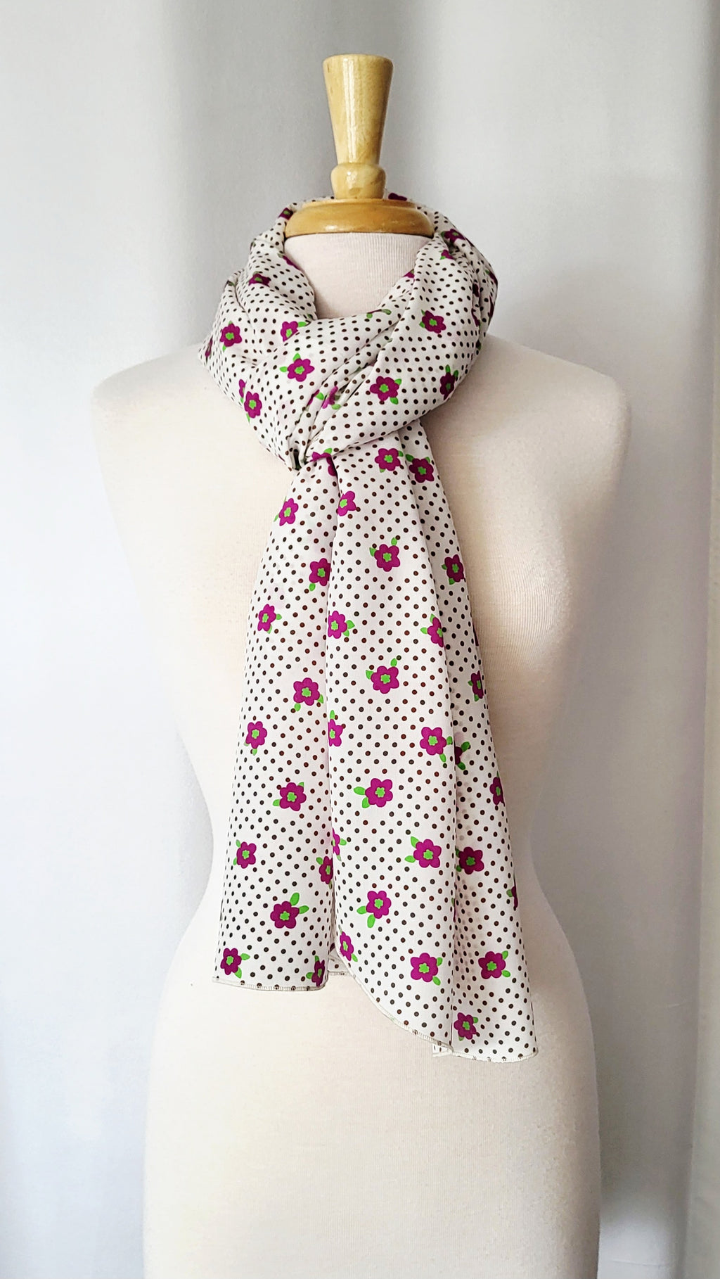Foulard long en soie, blanc avec petites fleurs magenta et pois bruns.