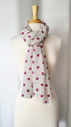 Foulard long en soie, blanc avec petites fleurs magenta et pois bruns.
