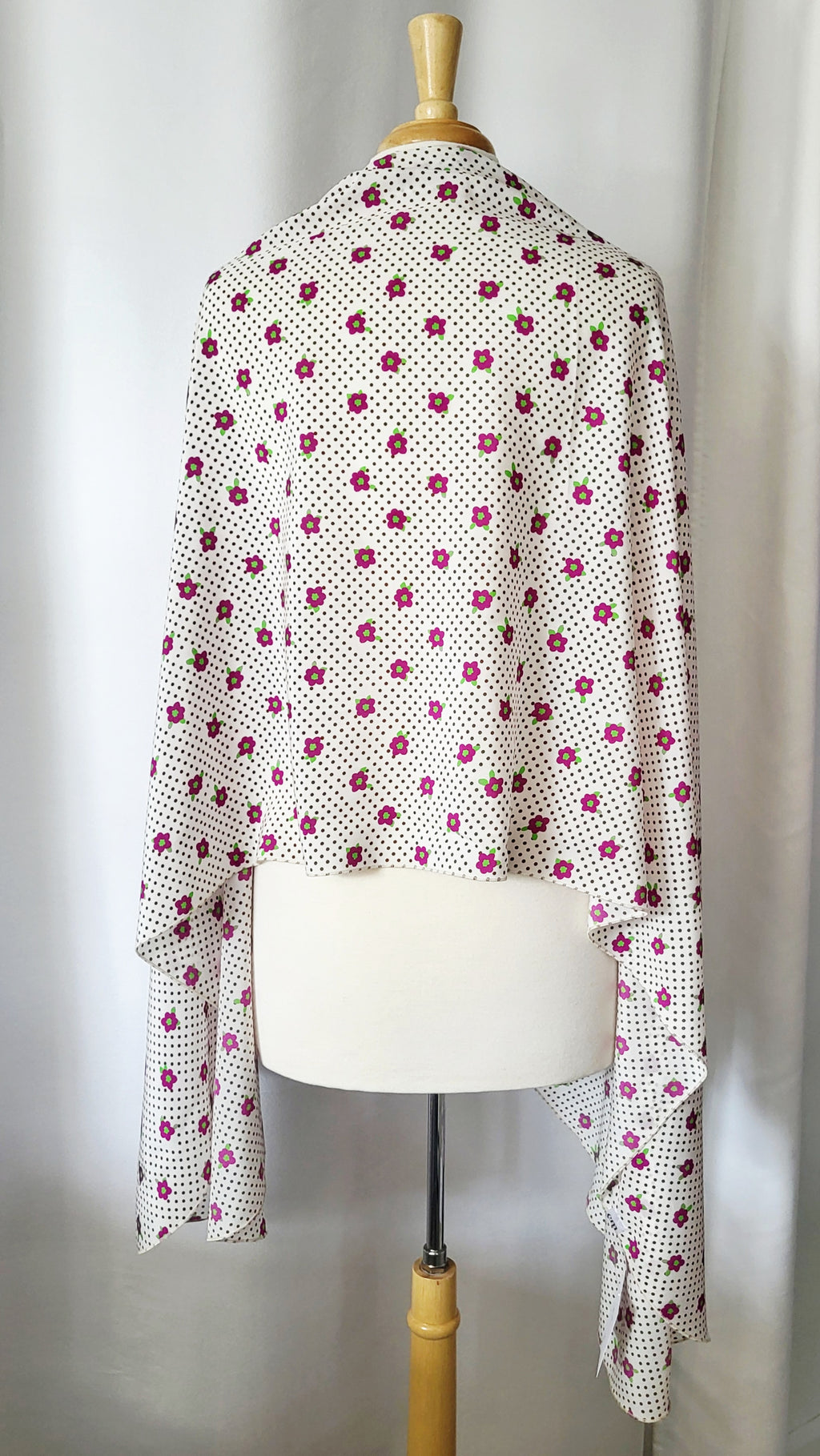 Foulard long en soie, blanc avec petites fleurs magenta et pois bruns.