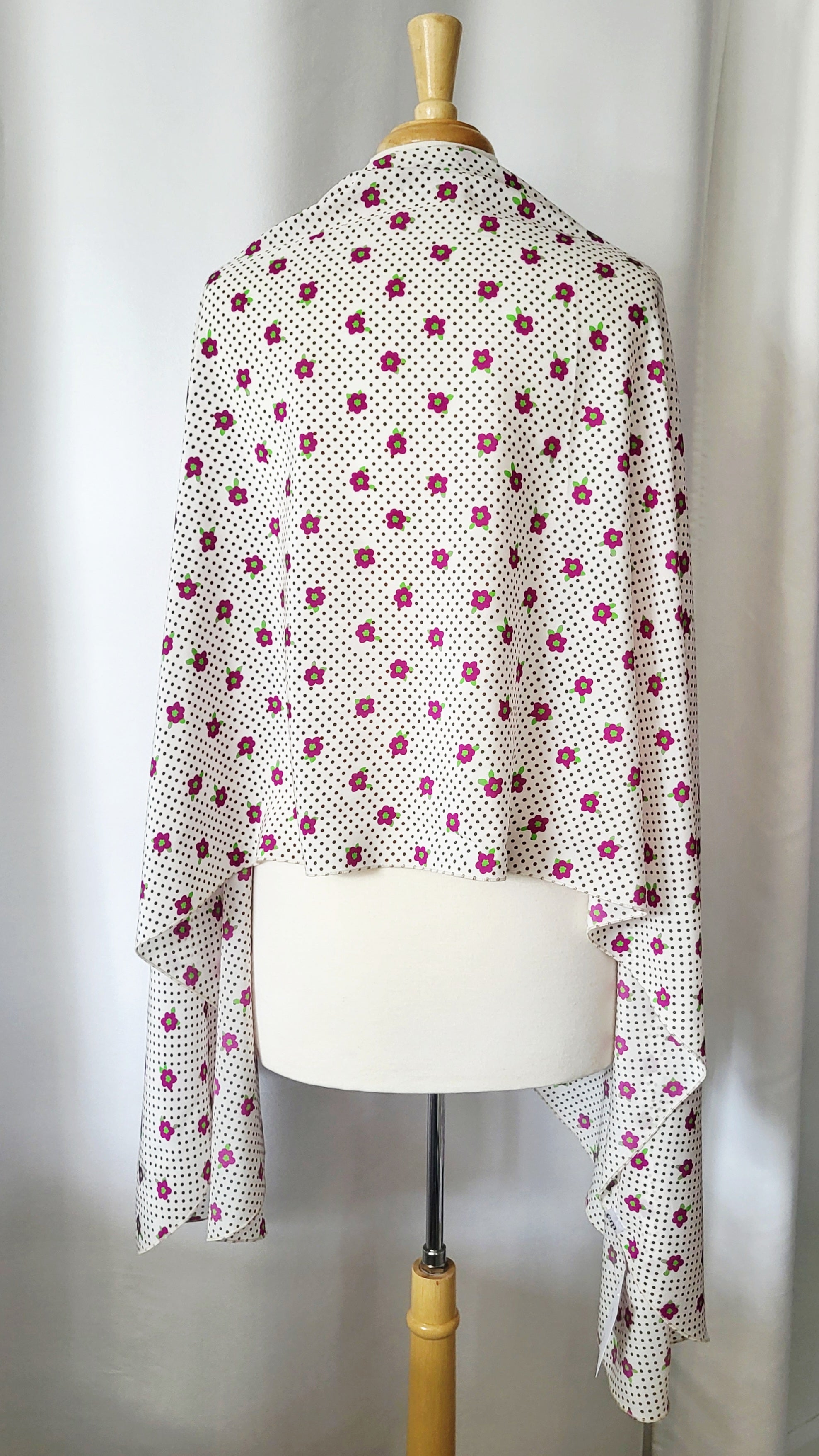 Foulard long en soie, blanc avec petites fleurs magenta et pois bruns.