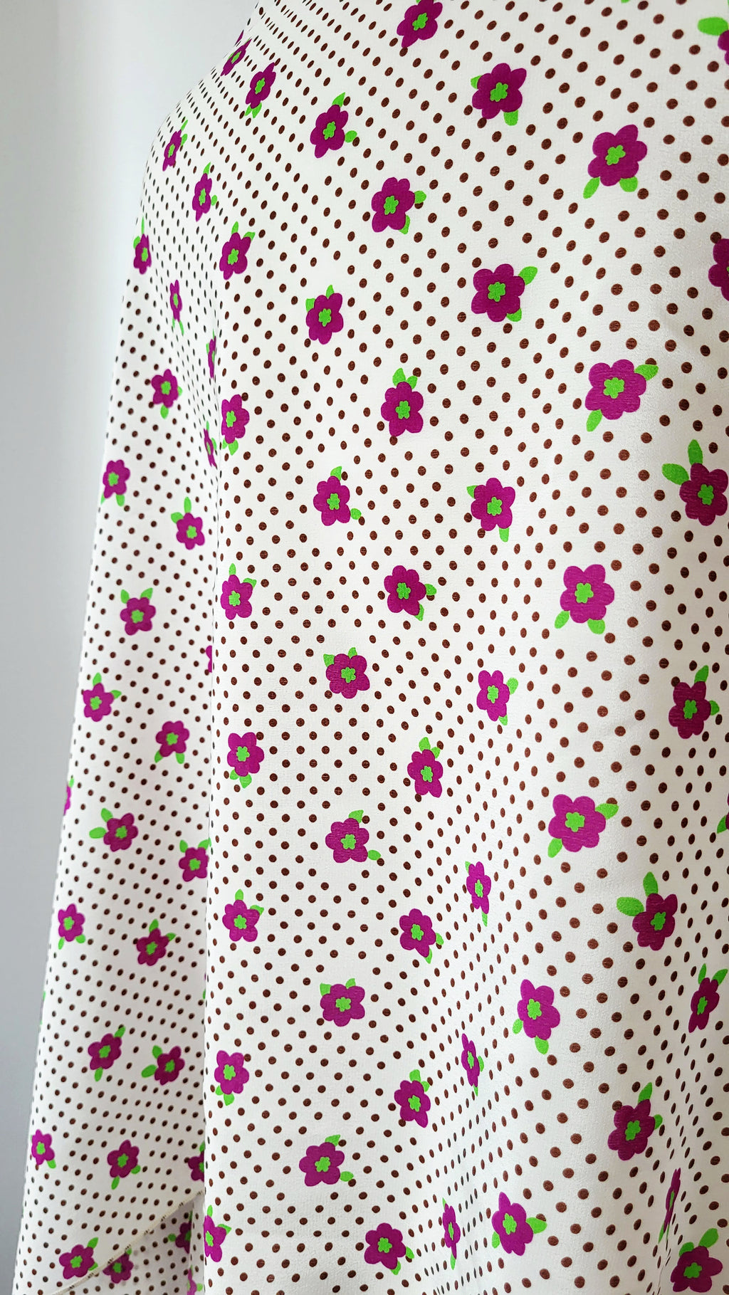 Foulard long en soie, blanc avec petites fleurs magenta et pois bruns.